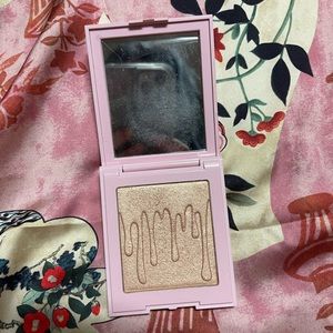 KYLIE COSMETICS highlighter in the shade “salted caramel”